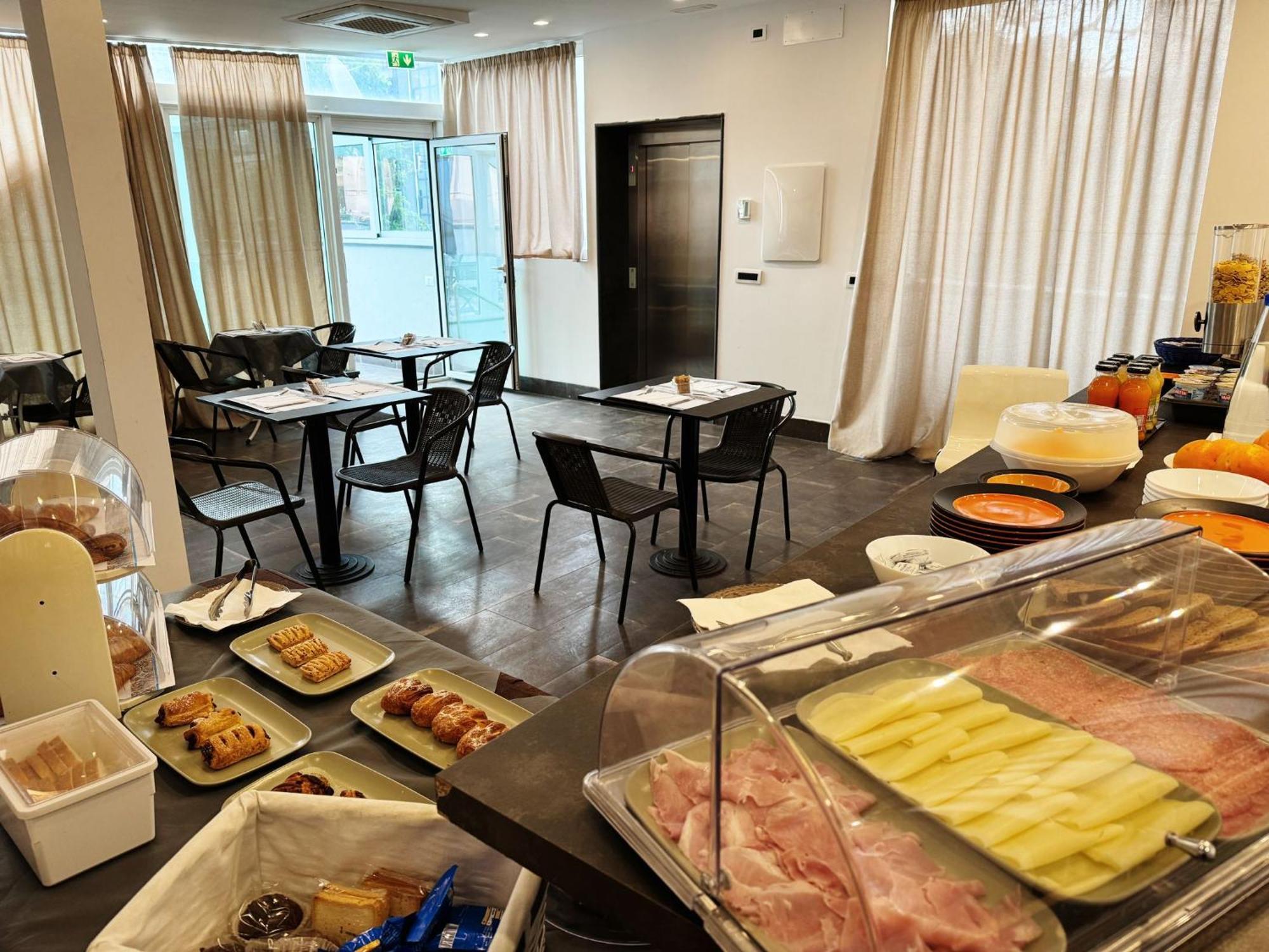 8room Hotel CTA