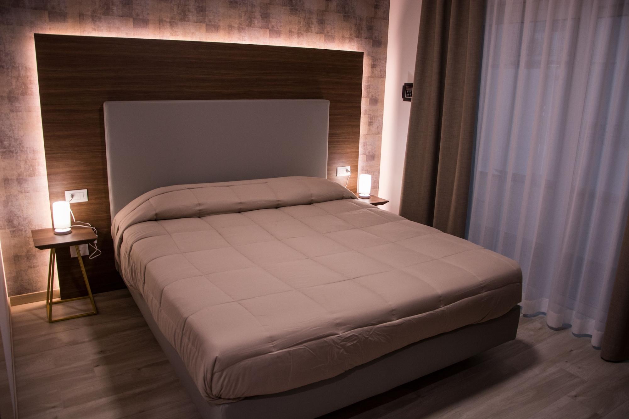 8room Hotel 4*