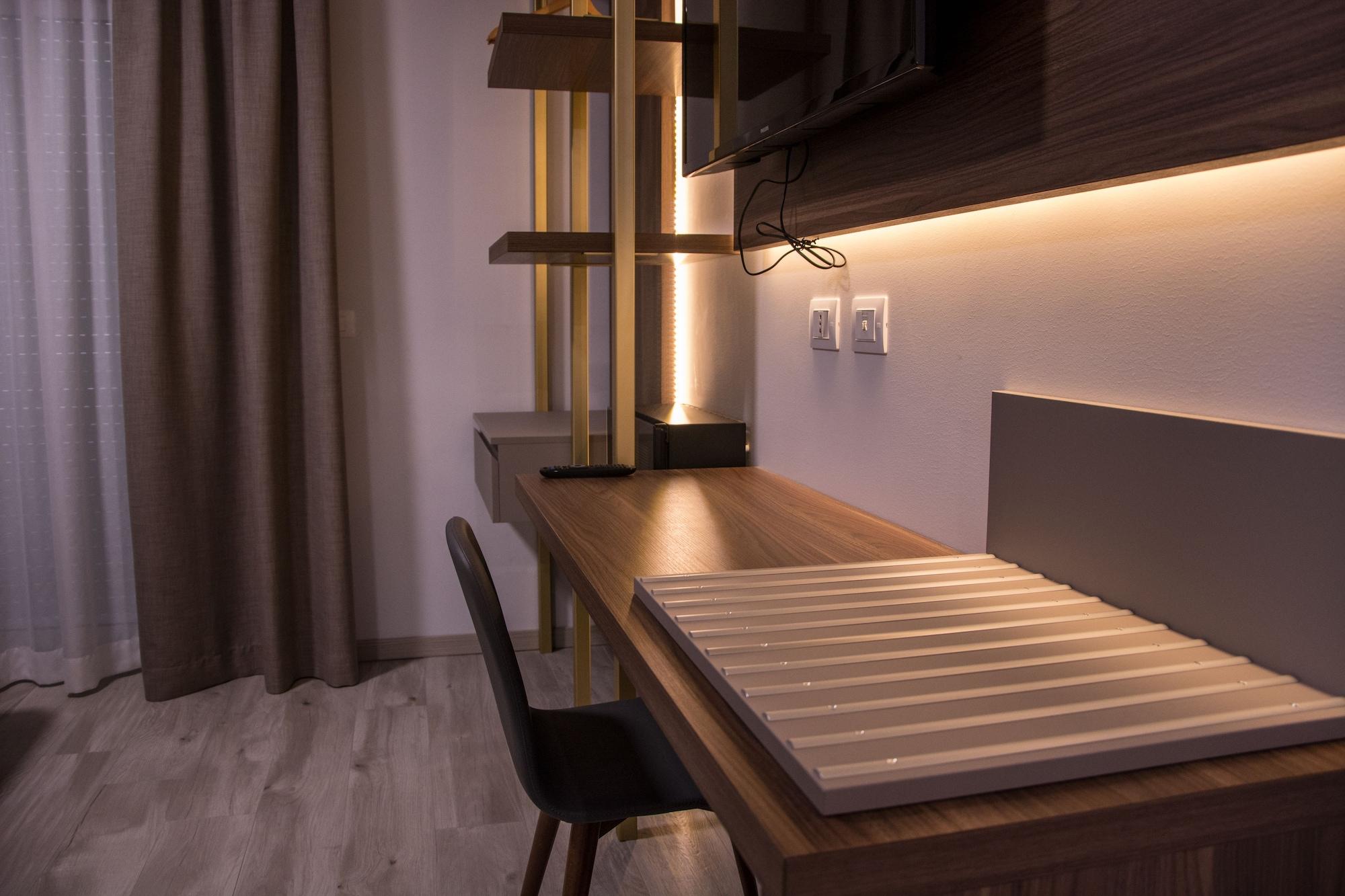 8room Hotel