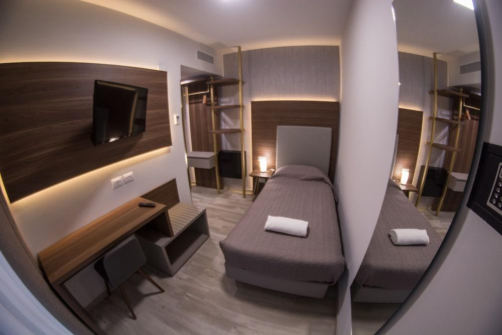 8room Hotel