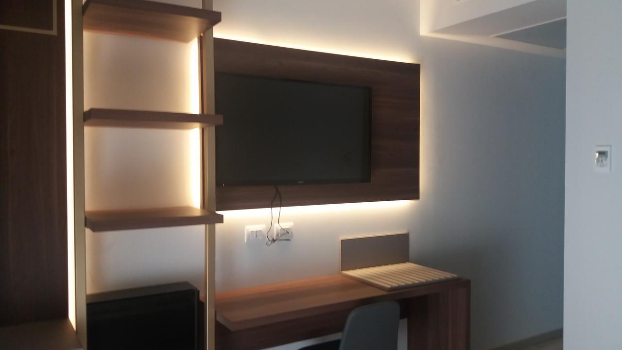8room Hotel 4*
